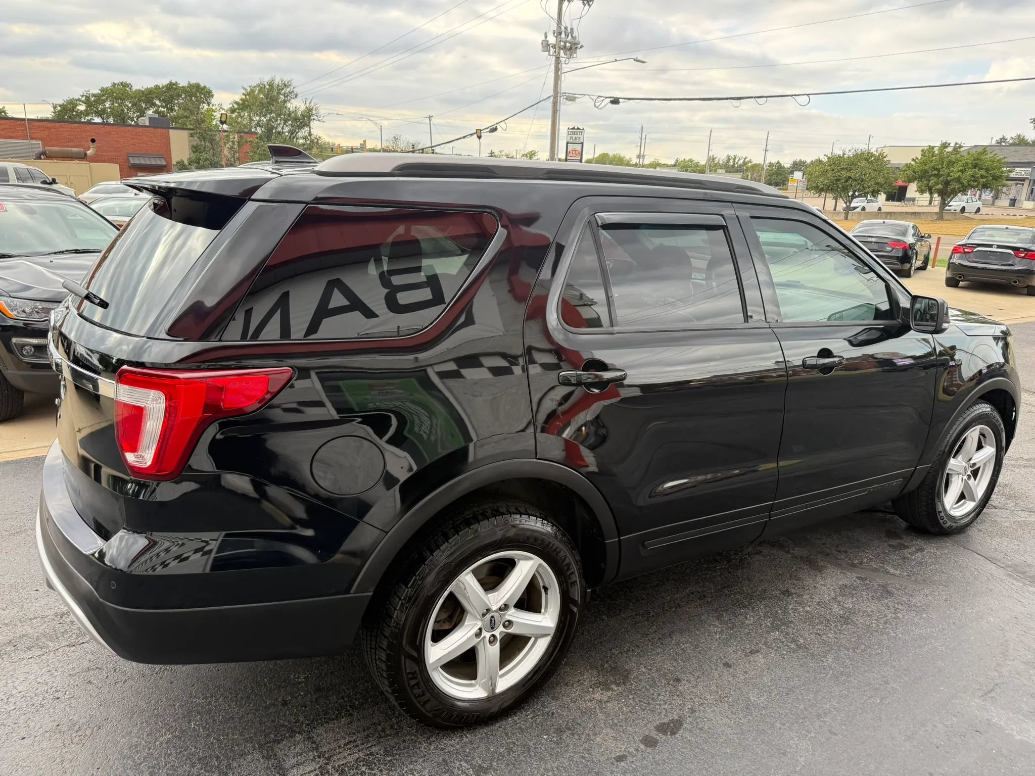 Used 2016 Ford Explorer XLT w/ Equipment Group 202A AWD/4WD image 14