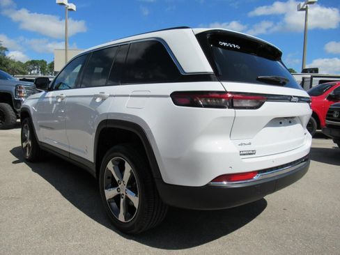 Certified 2025 Jeep Grand Cherokee Limited w/ Luxury Tech Group II AWD/4WD image 5