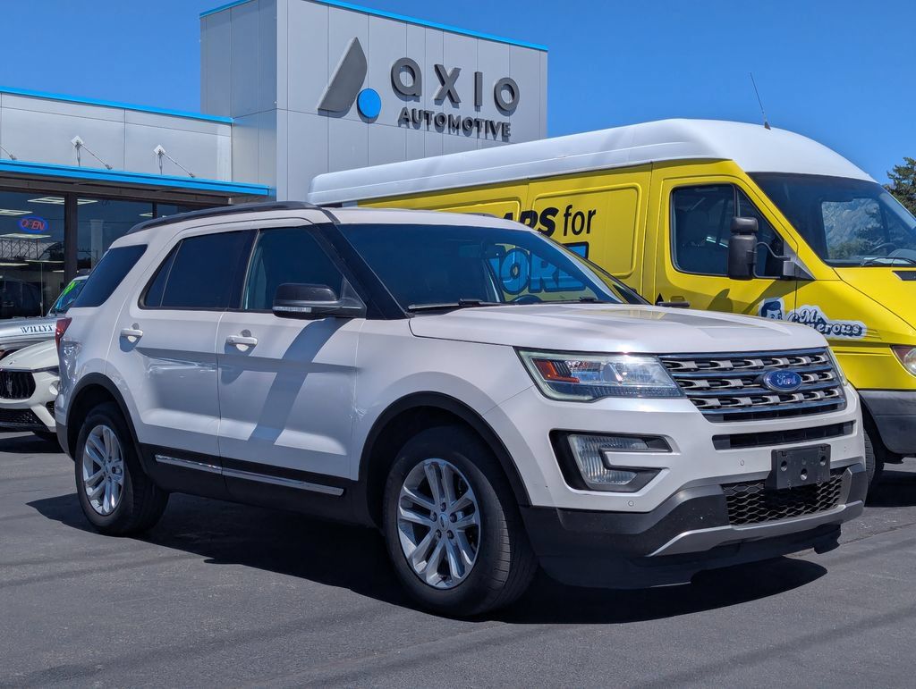 Used 2017 Ford Explorer XLT w/ Equipment Group 202A FWD image 1