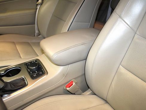 Certified 2017 Jeep Grand Cherokee Overland w/ Jeep Active Safety Group AWD/4WD image 24