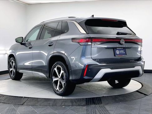 Certified 2025 Volkswagen Tiguan SE w/ Panoramic Sunroof Package AWD/4WD image 3