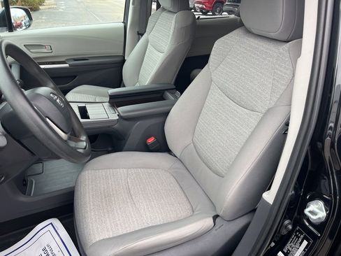 Used 2021 Toyota Sienna LE image 19