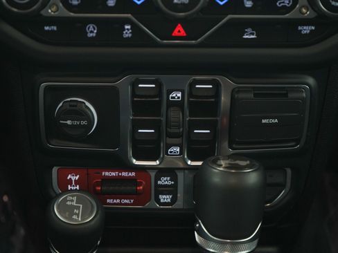 Used 2025 Jeep Wrangler Unlimited Rubicon w/ Convenience Group AWD/4WD image 19