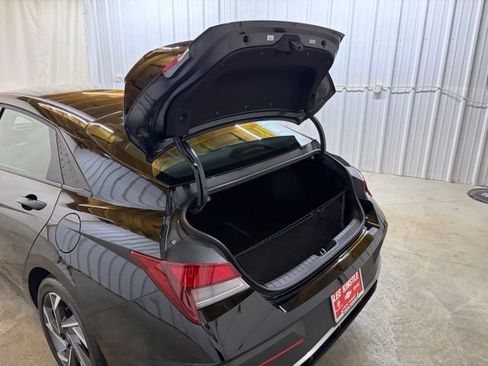 Used 2025 Hyundai Elantra Sport FWD image 9