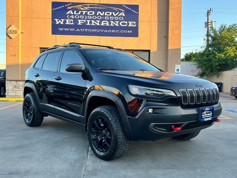Used 2019 Jeep Cherokee Trailhawk AWD/4WD image 2