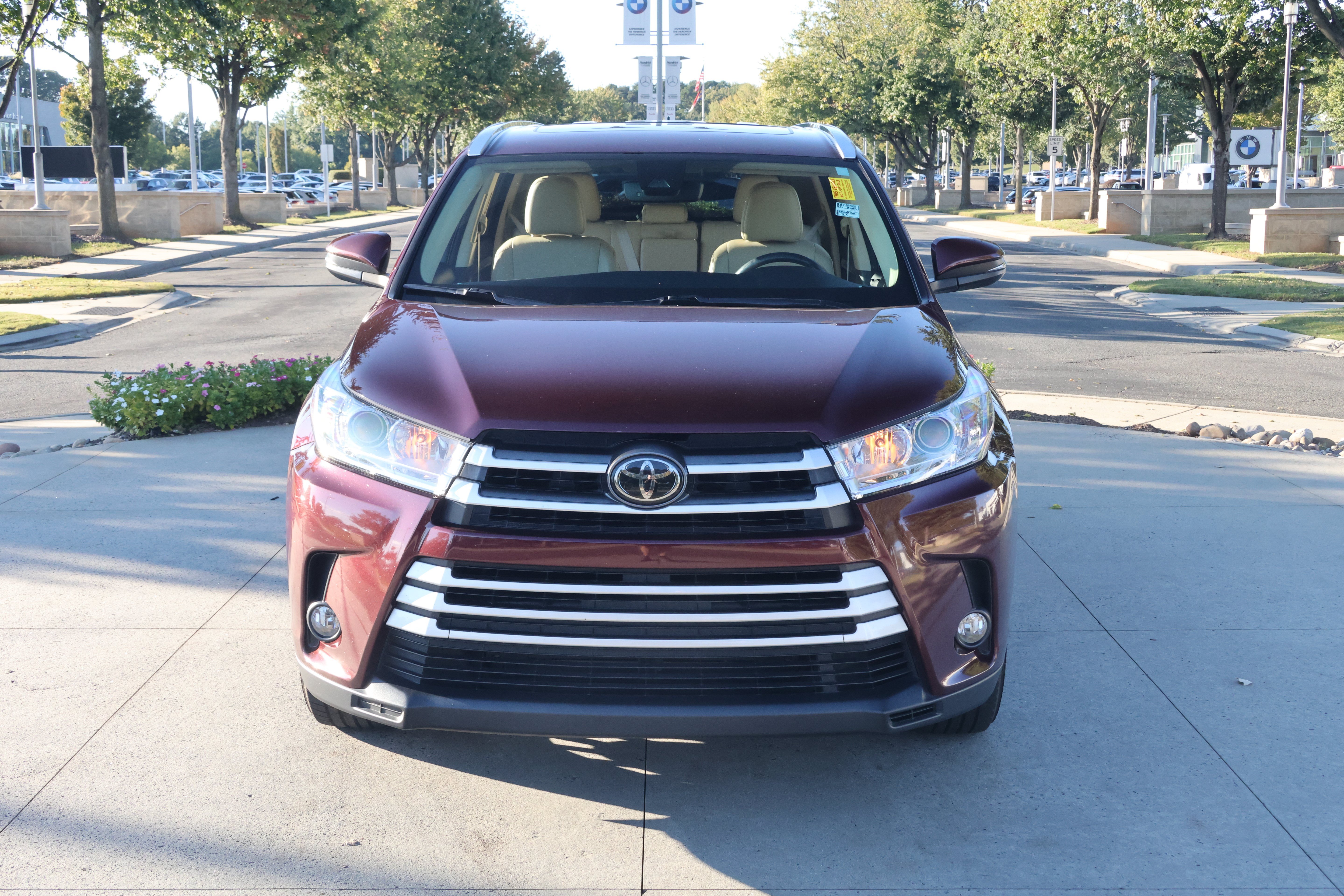 Used 2017 Toyota Highlander XLE AWD/4WD image 3