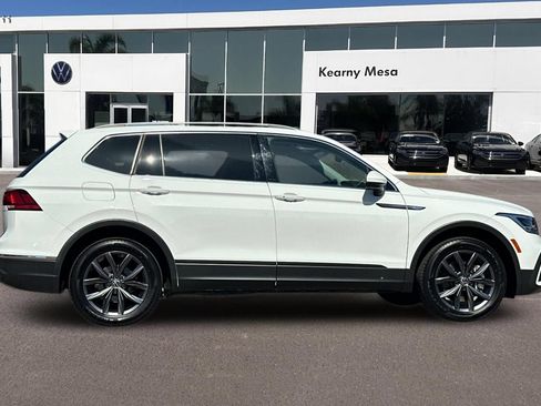 Used 2022 Volkswagen Tiguan SE w/ Panoramic Sunroof Package FWD image 3