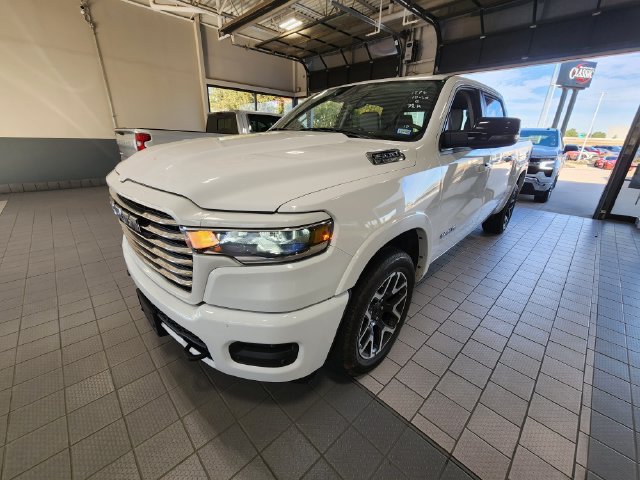 Used 2025 RAM 1500 Laramie AWD/4WD image 3