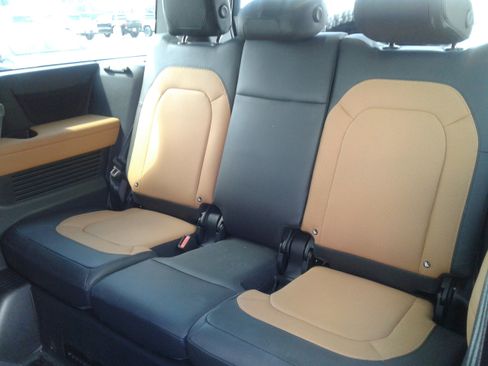 Used 2024 Land Rover Defender 130 X-Dynamic SE AWD/4WD image 12