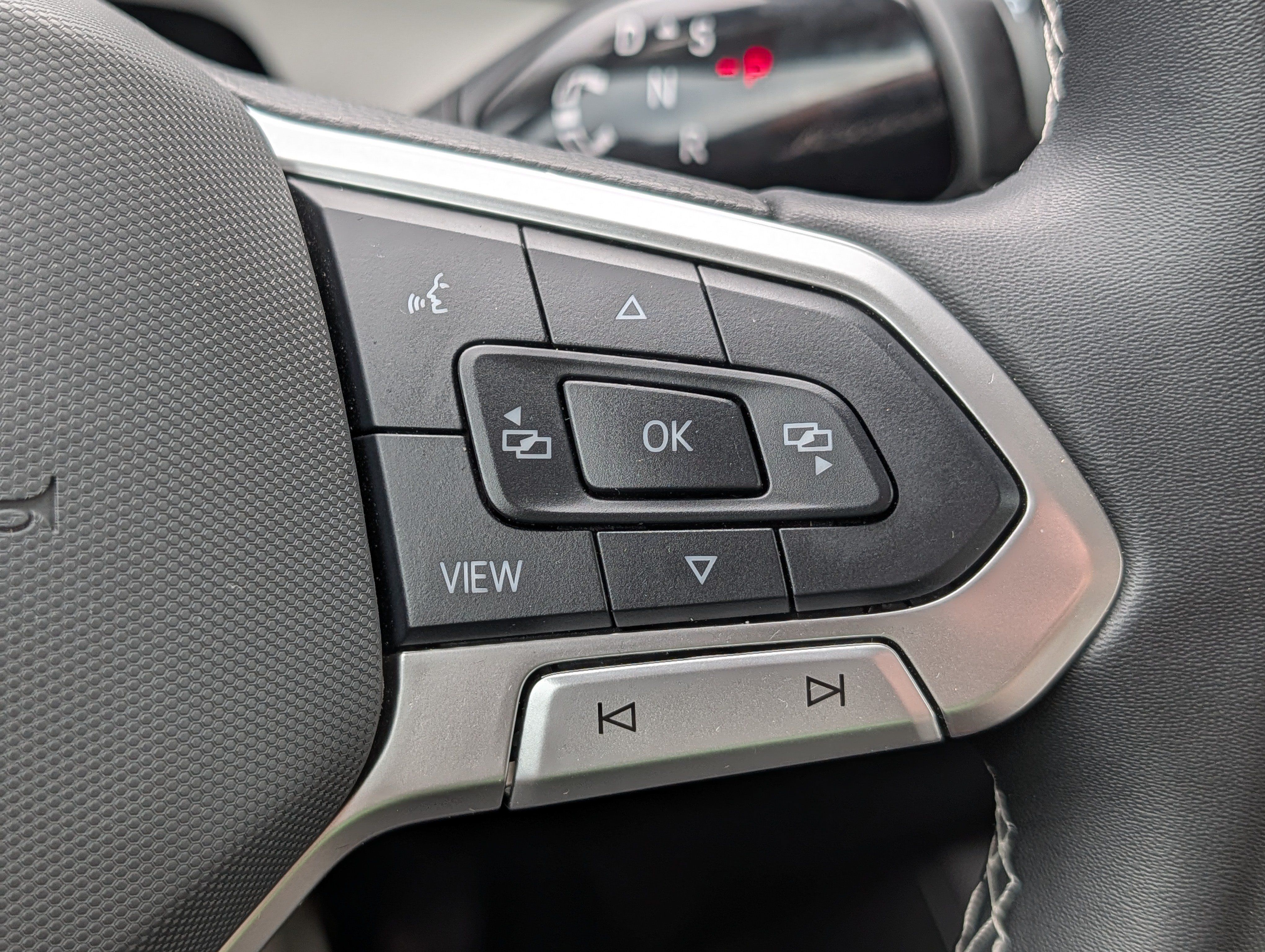 Certified 2025 Volkswagen Tiguan SE AWD/4WD image 28