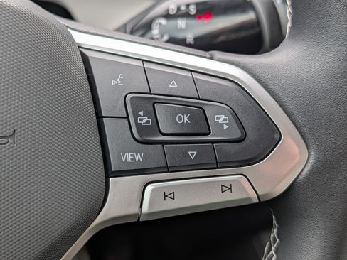 Certified 2025 Volkswagen Tiguan SE AWD/4WD image 28