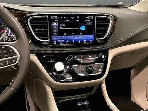 Used 2023 Chrysler Pacifica Limited FWD image 9