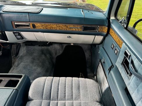 Used 1990 Chevrolet Suburban 2WD image 18