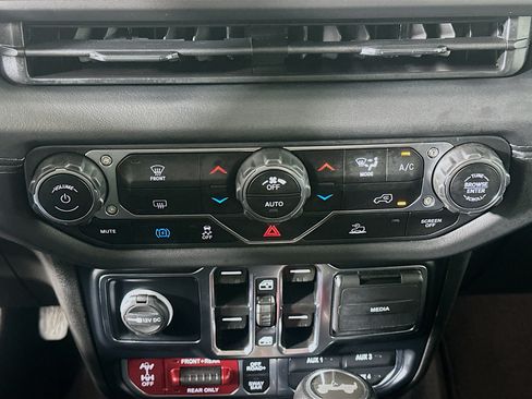 Used 2024 Jeep Wrangler Unlimited Rubicon 4xe AWD/4WD image 23