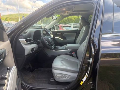 Used 2021 Toyota Highlander XLE AWD/4WD image 14