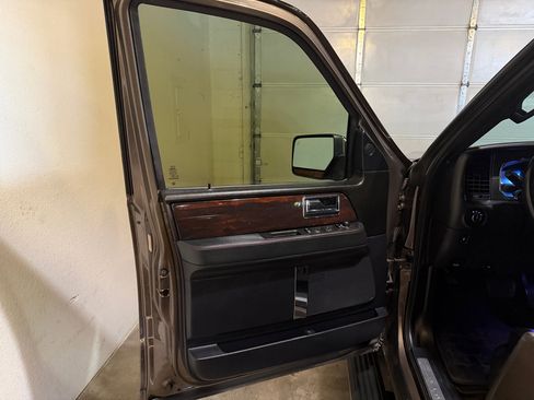 Used 2016 Lincoln Navigator L Reserve image 9