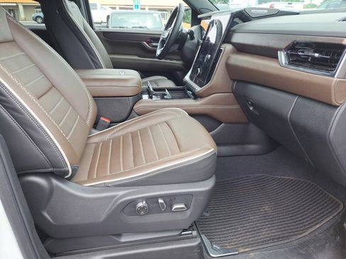 Used 2025 GMC Yukon Denali Ultimate AWD/4WD image 15