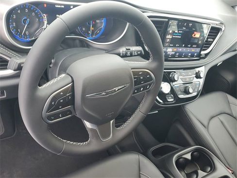 New 2026 Chrysler Pacifica Select image 18