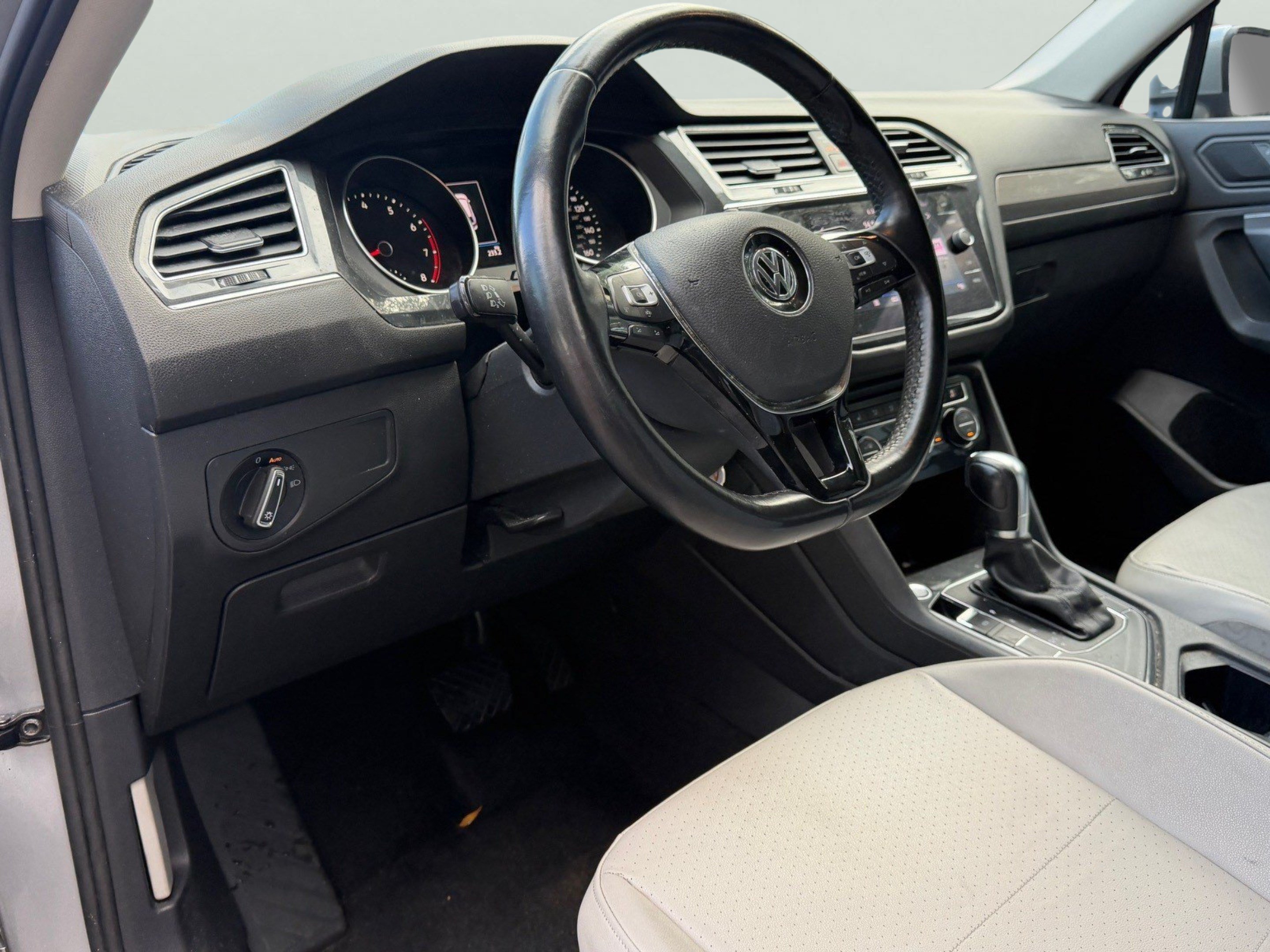 Used 2019 Volkswagen Tiguan SE FWD image 10