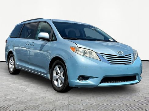Used 2015 Toyota Sienna LE FWD image 3