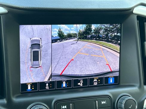 Used 2023 GMC Terrain SLT w/ Infotainment Package II FWD image 28
