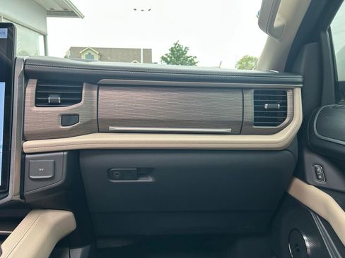 Used 2024 Ford Expedition Limited AWD/4WD image 23