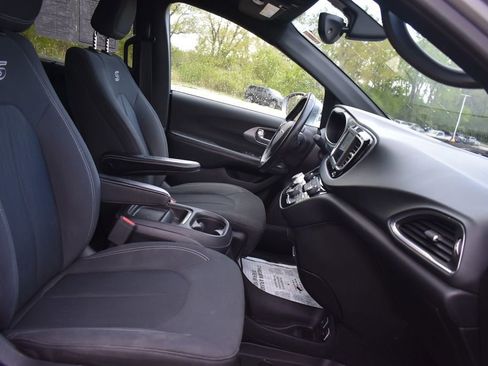 Used 2019 Chrysler Pacifica Touring Plus w/ S Appearance Package FWD image 15