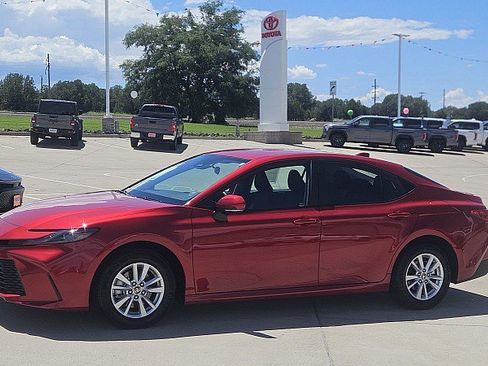 Used 2025 Toyota Camry LE AWD/4WD image 22