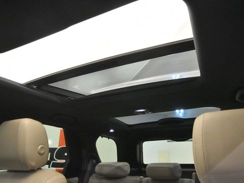 Used 2020 Land Rover Discovery SE AWD/4WD image 32