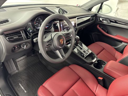 Certified 2025 Porsche Macan image 4