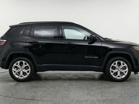 Used 2025 Jeep Compass Latitude AWD/4WD image 11