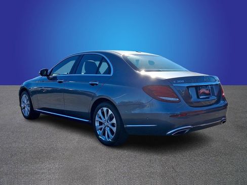 Used 2017 Mercedes-Benz E 300 4MATIC image 4