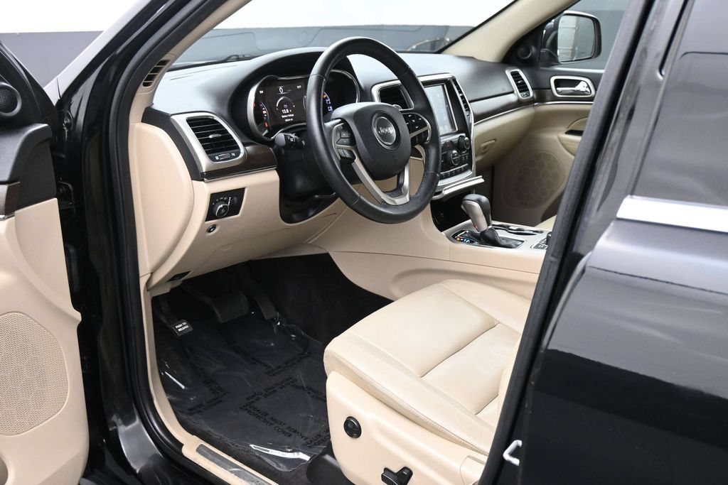 Used 2017 Jeep Grand Cherokee Limited AWD/4WD image 2