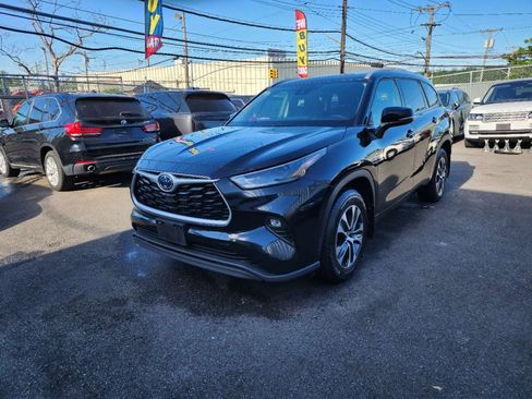Used 2022 Toyota Highlander XLE image 2