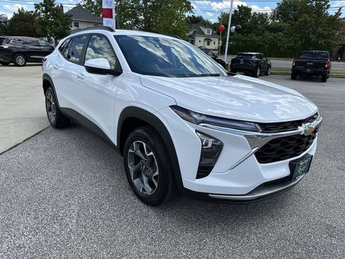 Certified 2024 Chevrolet Trax LT w/ LT Convenience Package FWD image 11