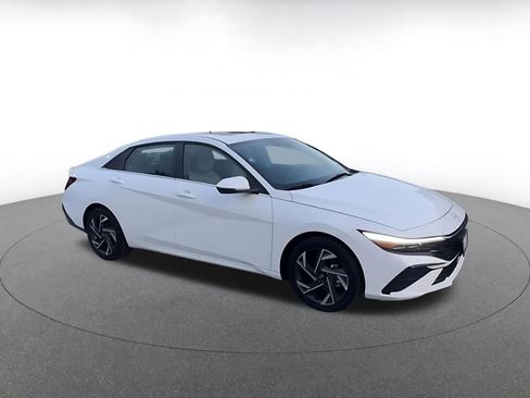 Used 2025 Hyundai Elantra Limited image 2