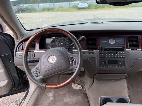 Used 2003 Lincoln Town Car Signature RWD image 28