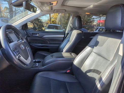 Used 2019 Toyota Highlander FWD V6 image 18