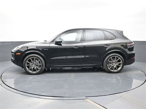 Used 2023 Porsche Cayenne Platinum Edition image 2