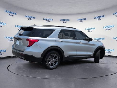 Used 2022 Ford Explorer XLT w/ Equipment Group 202A AWD/4WD image 4