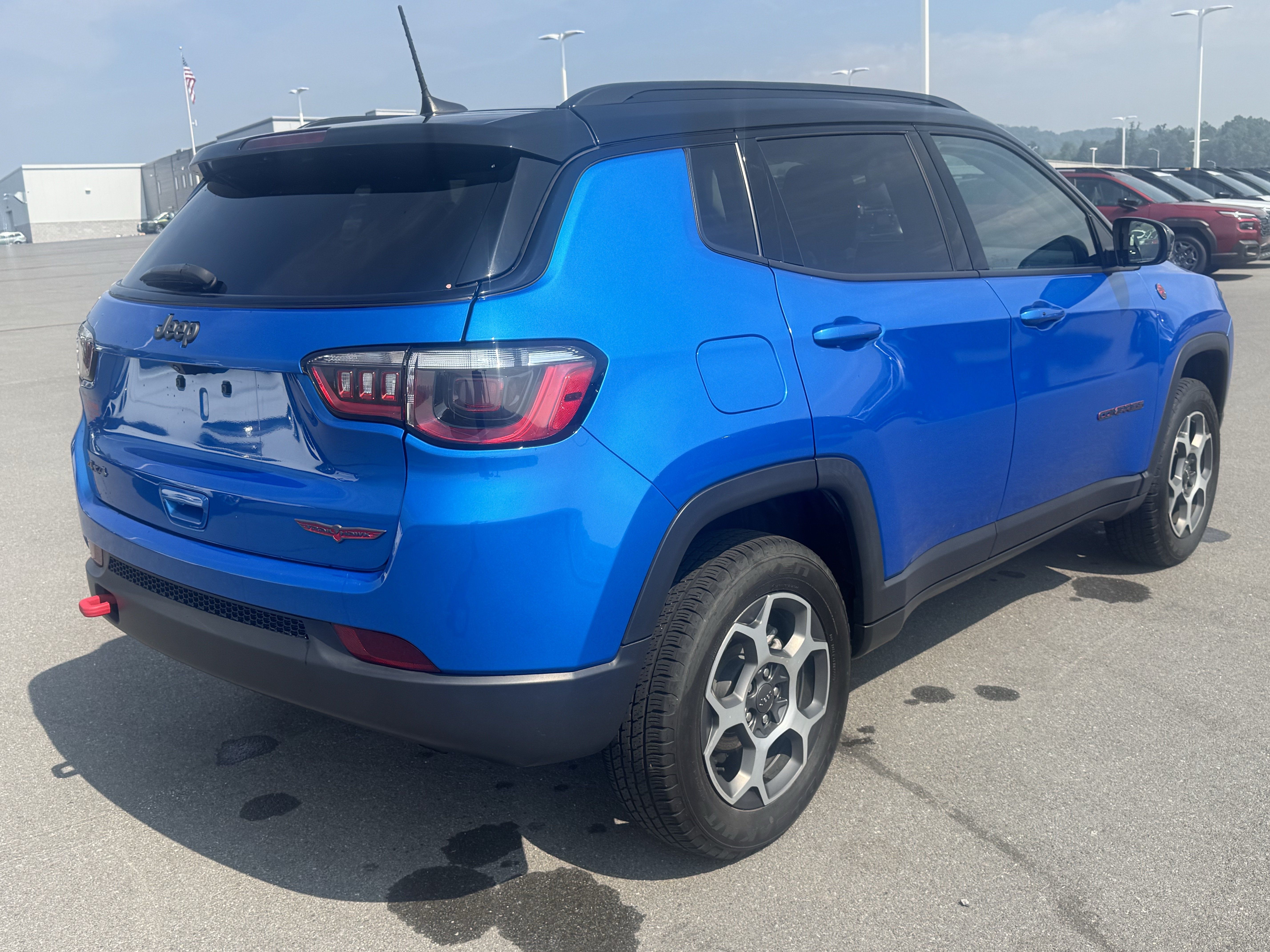 Used 2022 Jeep Compass Trailhawk w/ Trailhawk Convenience Group AWD/4WD image 3