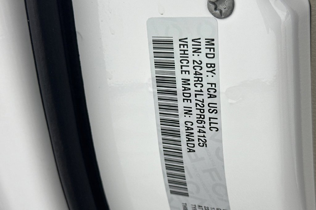 Used 2023 Chrysler Pacifica Touring-L FWD image 37