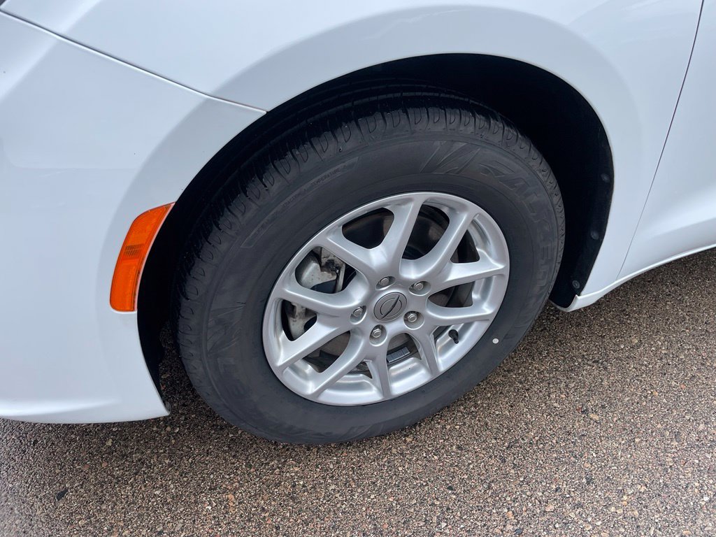 Used 2022 Chrysler Pacifica Touring-L FWD image 3