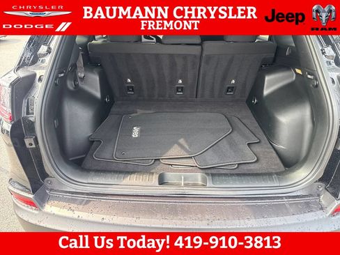 Used 2019 Jeep Cherokee Latitude w/ Popular Appearance Group FWD image 23