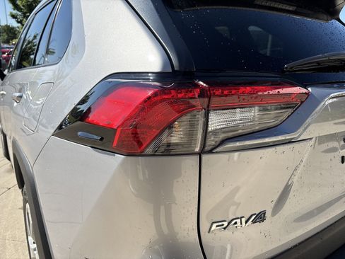 Used 2022 Toyota RAV4 LE FWD image 9