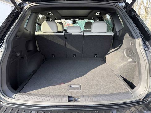 Used 2024 Volkswagen Tiguan SE R-Line image 32