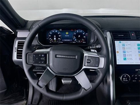 Used 2024 Land Rover Discovery Dynamic SE image 12