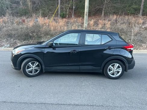 Used 2020 Nissan Kicks S image 4
