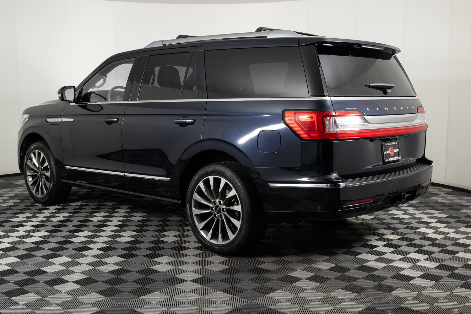 Used 2021 Lincoln Navigator Reserve w/ Cargo Convenience Package AWD/4WD image 4