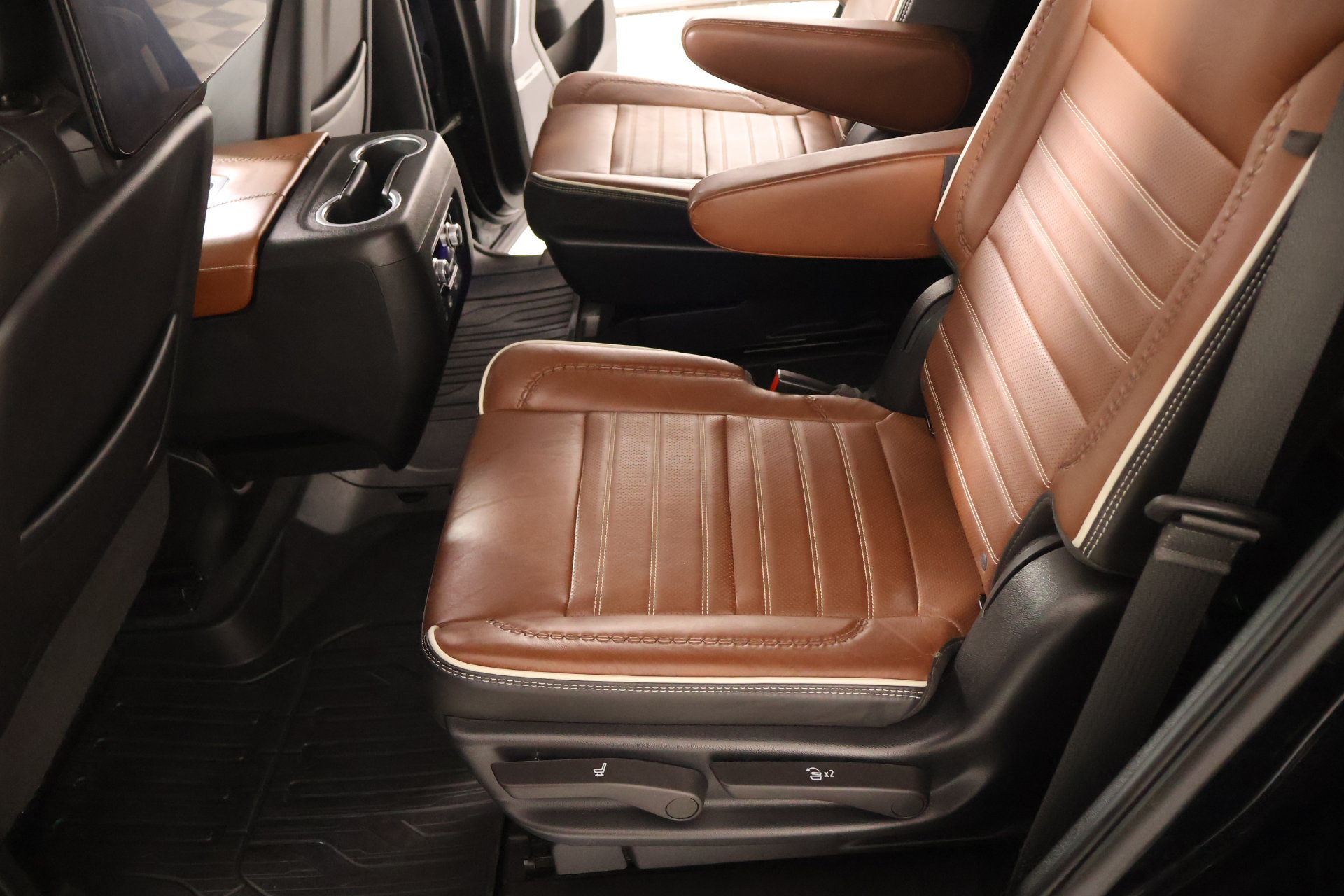 Used 2023 GMC Yukon Denali Ultimate AWD/4WD image 13